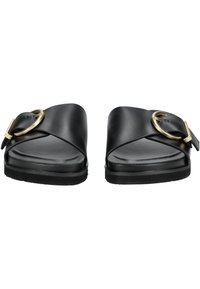 Černé kožené skládací sandály s širokým popruhem a zlatou kulatou sponou, hladkým povrchem a plochou gumovou podrážkou.