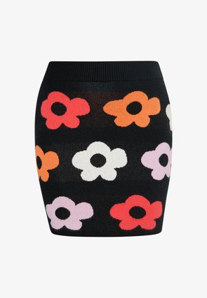 Sort strikket nederdel med ribbet talje og store farverige blomster i røde, orange, hvide og lyserøde mønstre.