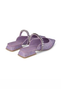 Talons slingback violets en tissu texturé, ornés de strass, avec un petit talon carré. Présente un dos ouvert et un design à bout pointu.