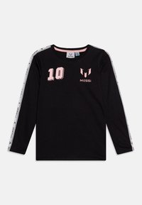 Fekete hosszú ujjú póló rózsaszín "10" és "MESSi" logókkal, fehér vállcsíkokkal, amelyek apró fekete grafikákkal díszítettek, valamint kerek nyakkal.