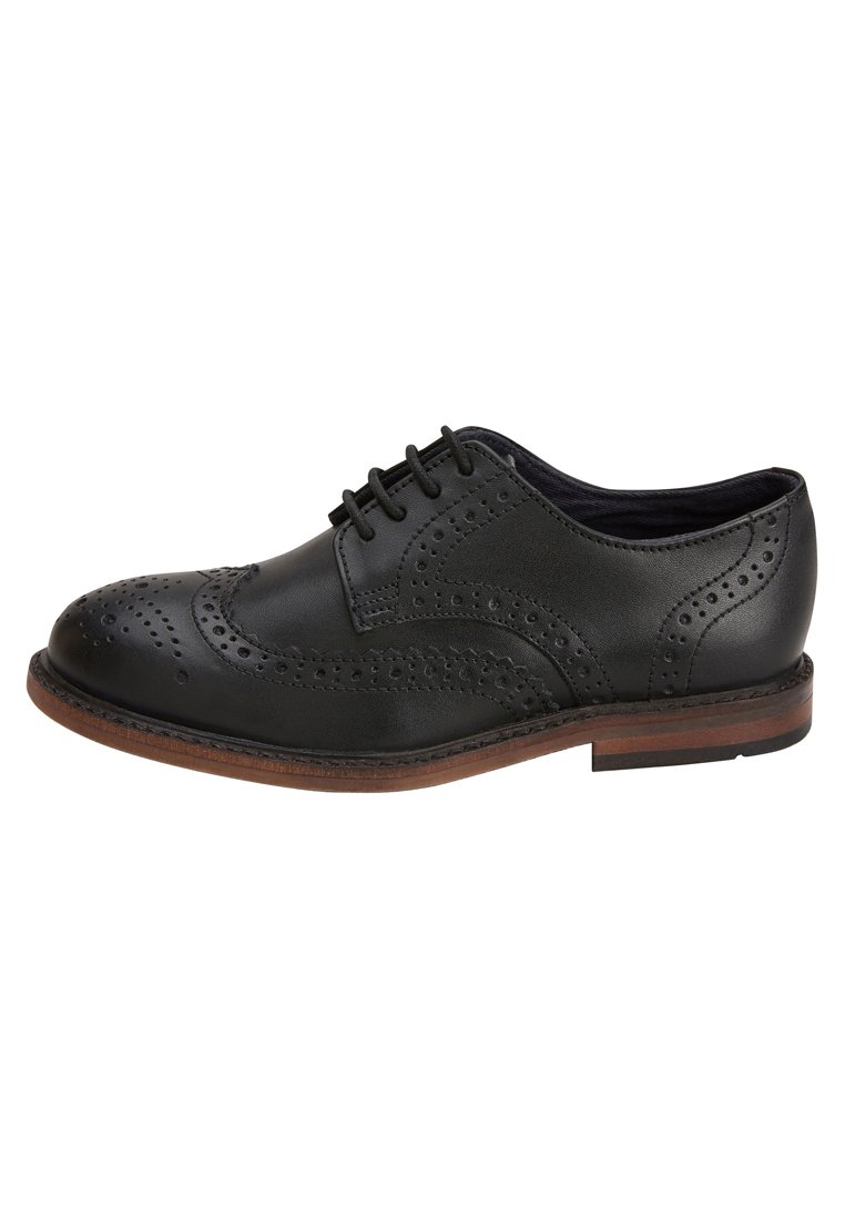Chaussure habillée en cuir noir avec des détails perforés, bout rond et semelle en cuir marron. Design classique à lacets avec des coutures robustes.
