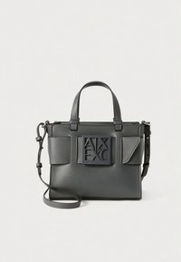 Pelēka struktūrēta rokas soma no gludas ādas ar diviem augšējiem rokturiem, regulējamu siksnu un izceļamu logotipu priekšpusē.