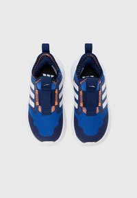 Modré atletické boty s lehkým síťovaným svrškem, bílými pruhy a oranžovým prošitím. Mají poutko pro snadné nazouvání.