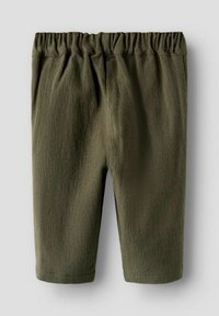 Pantalones cortos color verde oliva hechos de tejido texturizado con una cintura elástica. Puños con dobladillo y corte recto, adecuados para uso casual.