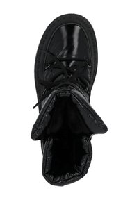 Bota de invierno negra y brillante con suela gruesa, cordones visibles atados de manera suelta y parte superior acolchada y abierta que muestra un forro interior negro.