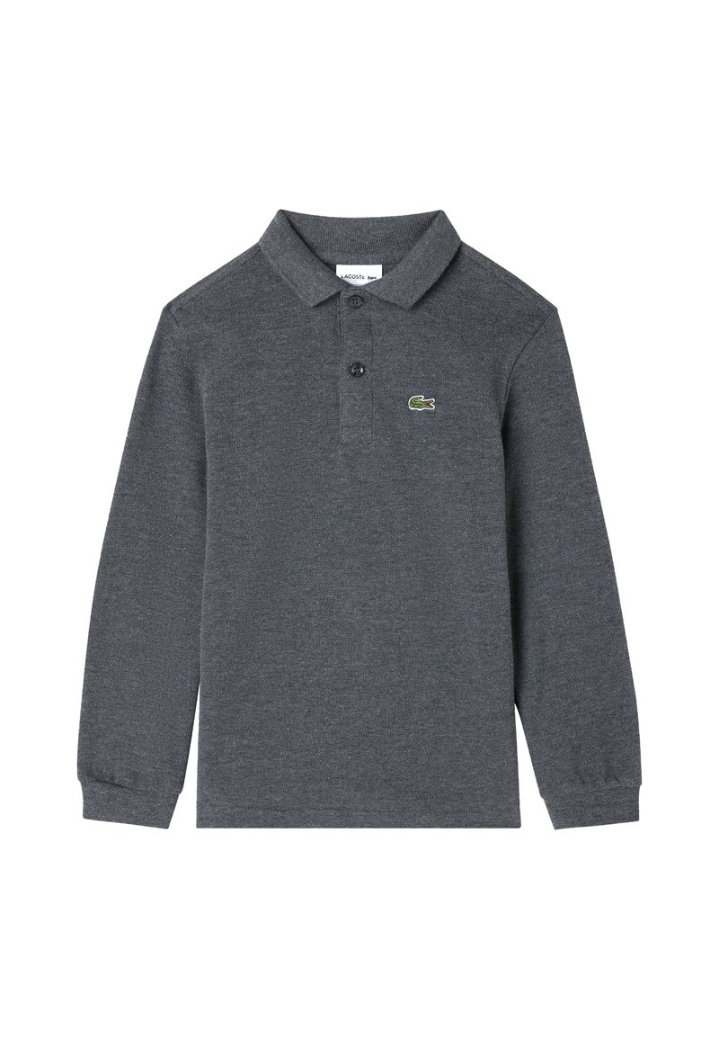 Polo a maniche lunghe grigio scuro con colletto, due bottoni e un piccolo logo di coccodrillo verde sul lato sinistro del petto.