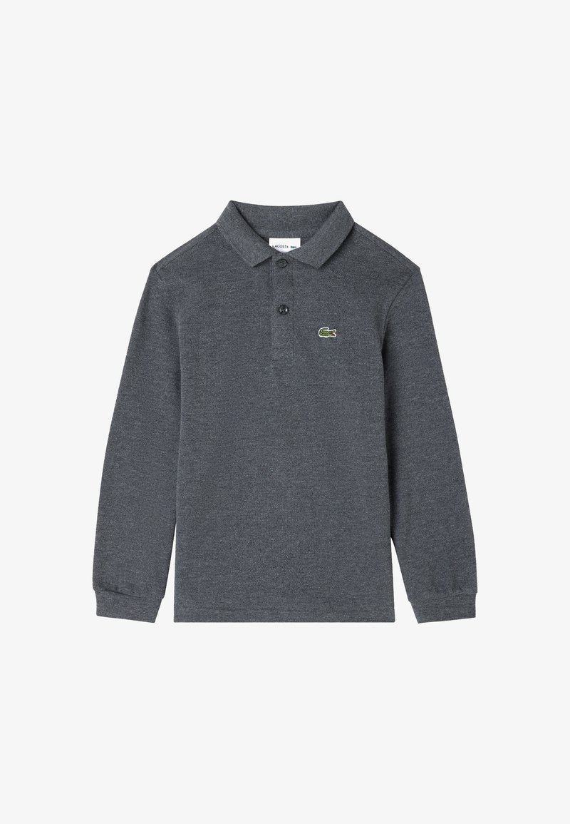 Ciemnoszara, długorękawowa koszulka polo z kołnierzykiem, dwoma guzikami i małym zielonym logo krokodyla na lewej piersi.