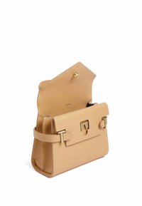 Borsa a mano in pelle beige con accessori in oro, forma strutturata e chiusura a pattina. All'interno presenta un logo impresso e un unico scomparto.