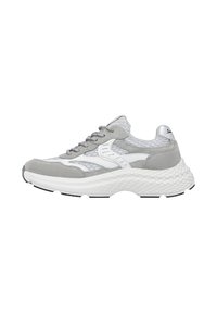 Sneakers grigi e bianchi con una parte superiore in rete e suede, caratterizzati da una suola intermedia testurizzata, lacci rotondi e un design atletico snello.