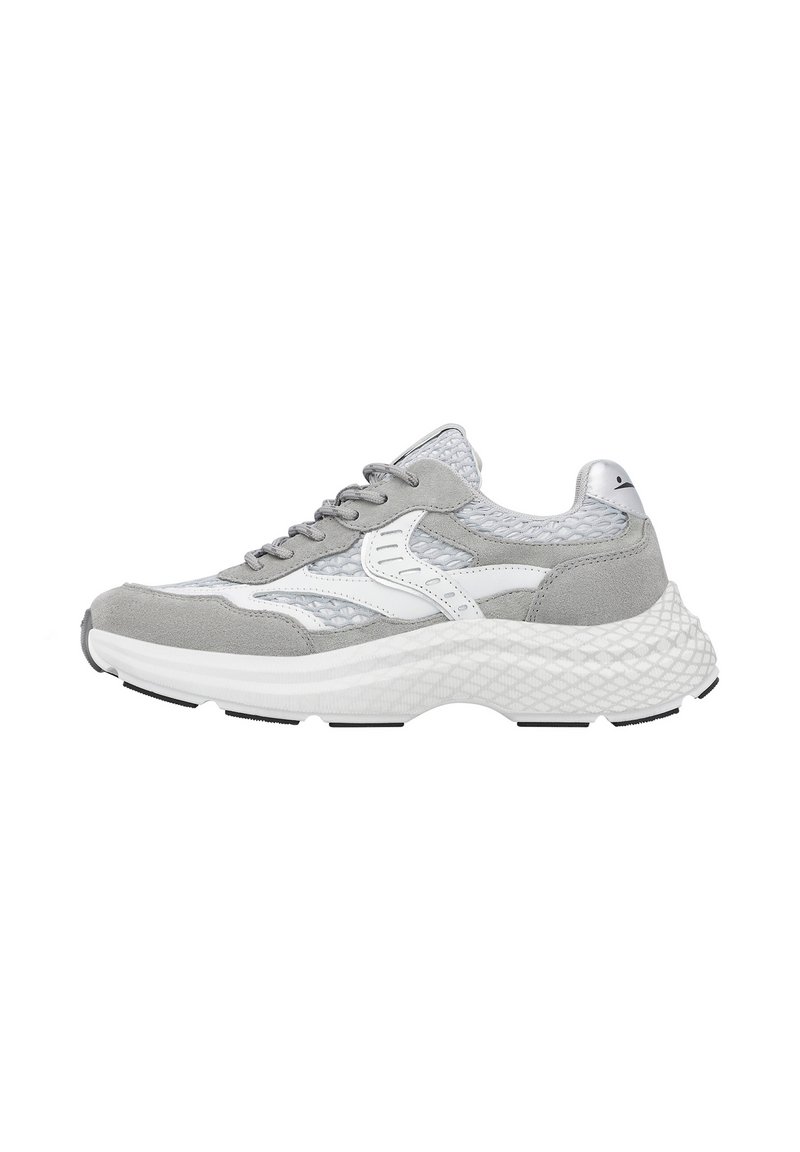 Sneakers grigi e bianchi con una parte superiore in rete e suede, caratterizzati da una suola intermedia testurizzata, lacci rotondi e un design atletico snello.