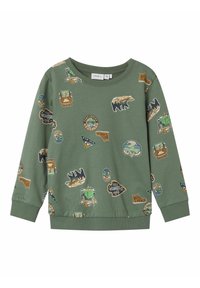 Sudadera de algodón verde con varios parches de temática natural, incluidos diseños de osos y montañas, con puños y cuello de canalé.