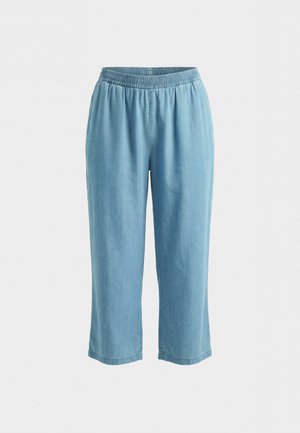 Pantalon court bleu clair ample avec taille élastique, confectionné en tissu doux et léger, présenté sur un fond blanc.