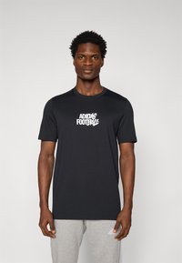 Crna kratka majica s kratkim rukavima s bijelim logotipom "ADIDAS FOOTBALL" u sredini, izrađena od mekog materijala s klasičnim dizajnom okruglog izreza.