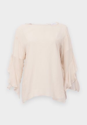 Lys beige bluse med løs passform, med volanger på treskvart-lang ermer og båtutskjæring, laget av et mykt, flytende stoff.