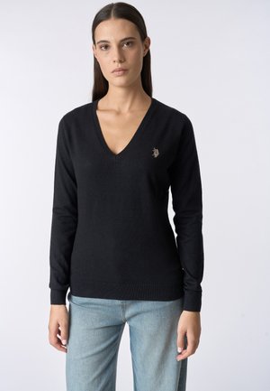 Maglione nero a collo a V in morbido tessuto a maglia, con maniche lunghe, polsini a coste e un piccolo logo ricamato sul lato sinistro del petto.