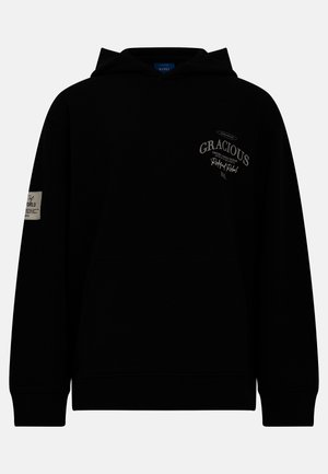 Μαύρο hoodie από μαλακό ύφασμα, με μπροστινή τσέπη, κουκούλα με κορδόνια και εκτυπώσεις που διαβάζουν "GRACIOUS" και "Rebel Rebel" στο στήθος.