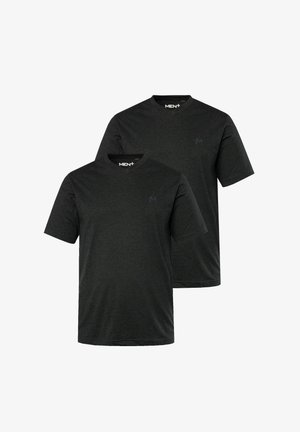 Zwei schwarze V-Ausschnitt-T-Shirts aus einem weichen, strukturierten Stoff. Jedes hat kurze Ärmel und ein kleines Logo auf der Brust.