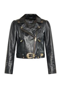 Giacca corta in pelle nera con hardware dorato, vita con cintura, tasche angolari e colletto a rever con chiusura a zip.
