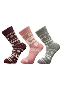 Drei Socken werden gezeigt: eine kastanienrote mit geometrischen und Herzmustern, eine pinke mit Rentier- und Blumenmotiven und eine graue mit Diamantmustern.