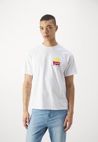 Levi's® VINTAGE FIT GRAPHIC - T-shirts print - lse_batwing badge brin white+