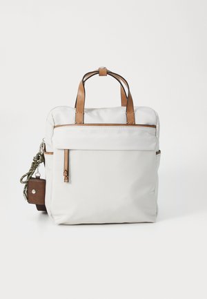 Sac en nylon blanc texturé avec des accents en cuir brun, deux poignées et une poche avant. Inclus un porte-clés détachable et un attachement.