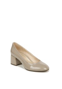 Beige gepatenteerd leren pump met blokhak, afgeronde neus en een gladde textuur. Kenmerkt zich door een lage blokhak en een minimalistisch ontwerp.