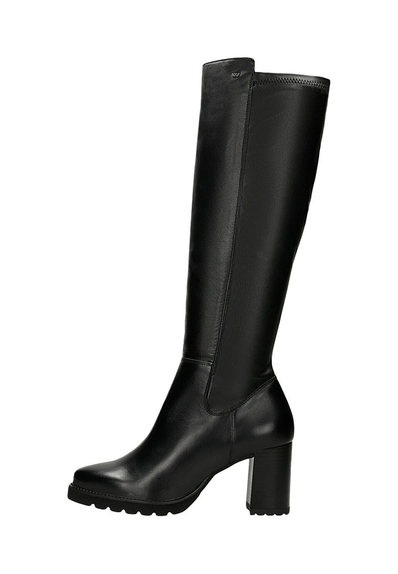 Czarne kozaki do kolan wykonane z gładkiej skóry, z blokowym obcasem, zaokrąglonym noskiem i subtelnymi przeszyciami wzdłuż boku.