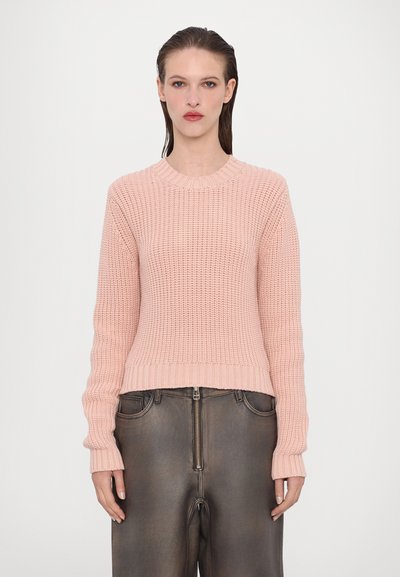 Pinker gestrickter Pullover mit Rundhalsausschnitt, gerippten Bündchen und Saum. Der Stoff hat ein strukturiertes Muster und eine lässige, verkürzte Passform.