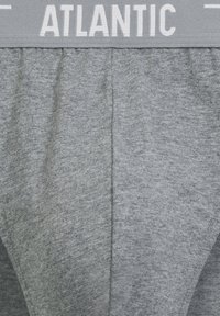 Szare bawełniane majtki o miękkiej fakturze. Posiadają szeroki, szary pas z napisem "ATLANTIC" w kolorze białym. Zaprojektowane z myślą o komforcie i dopasowaniu.