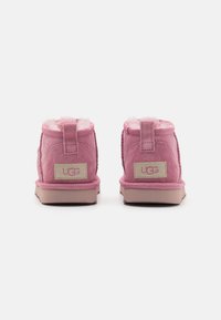 UGG CLASSIC ULTRA MINI - Klasiski puszābaki - dusty orchid