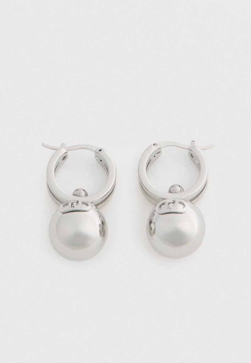 Egy pár fényes ezüst színű karika fülbevaló, mindkettő aljáról egy sima, kerek ezüst golyómedál lóg.