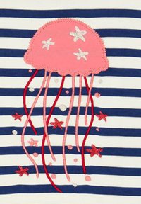 Marineblauw en witte gestreepte stof met een geborduurde roze kwal met rode tentakels en kleine witte zeesteraccenten.