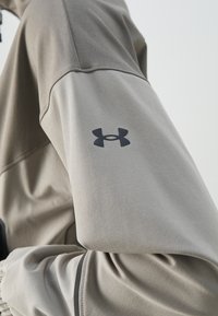 Under Armour UNSTOPPABLE JACKET - Sportovní bunda - taupe dusk/black
