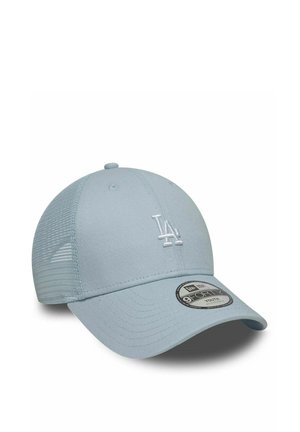 Lichtblauwe LA baseballpet met mesh achterpanelen en gebogen klep, met geborduurd "LA"-logo en een ronde "9FORTY Youth" sticker.