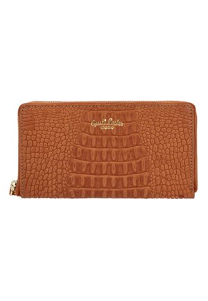 Brązowy portfel ze skóry w wzór krokodyla, z złotym logo, z zamknięciem na zamek błyskawiczny i gładką teksturą, zaprojektowany do przechowywania kart i gotówki.