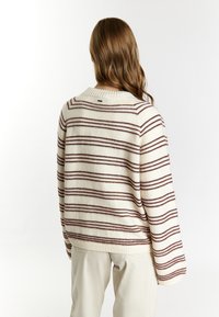 Maglione crema con strisce orizzontali bordeaux, polsini a coste e collo arrotondato. Tessuto morbido con una vestibilità comoda. Dettaglio del logo semplice sulla parte posteriore.