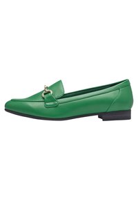 Mocasín de cuero verde con punta redondeada, acento de hebilla decorativa y costuras sutiles. Presenta un bajo tacón de goma negra.