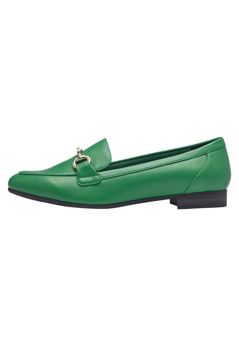 Mocasín de cuero verde con punta redondeada, acento de hebilla decorativa y costuras sutiles. Presenta un bajo tacón de goma negra.