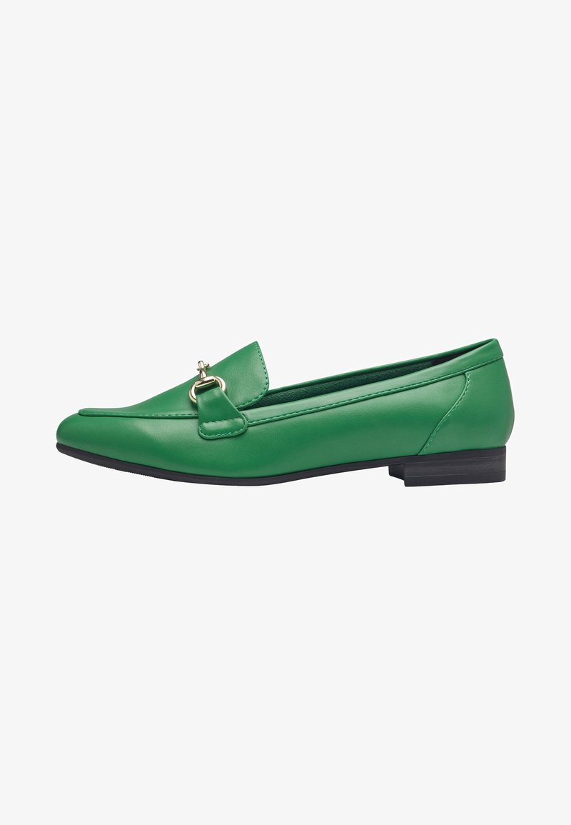 Mocassin en cuir vert avec un bout arrondi, accent de boucle décorative et couture discrète. Il dispose d'un petit talon en caoutchouc noir.