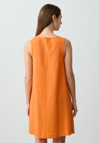 Orange Leinen ärmelloses Kleid mit rundem Halsausschnitt, fließendem Schnitt und einer zentralen Naht auf der Rückseite.