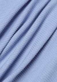 Helles blaues gestricktes Gewebe mit einer gerippten Textur, das feine, horizontale Linien zeigt und eine weiche, leichte Erscheinung hat.