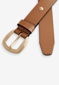 Cintura in pelle marrone chiaro con una fibbia rettangolare dorata, caratterizzata da dettagliati cuciture e una texture liscia. Le estremità della cinghia sono affusolate.