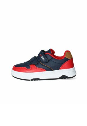 Scarpa sportiva con una combinazione di colori blu navy e rosso, dotata di una fascia in velcro, tomaia in pelle e sintetico, e suola in gomma bianca.