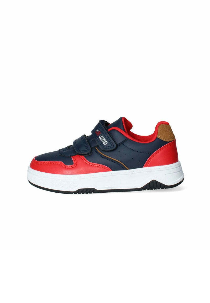 Scarpa sportiva con una combinazione di colori blu navy e rosso, dotata di una fascia in velcro, tomaia in pelle e sintetico, e suola in gomma bianca.