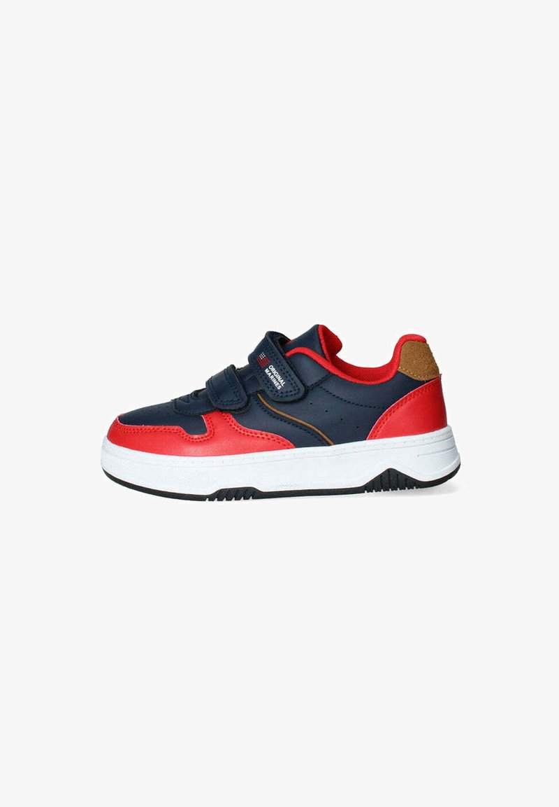 Scarpa sportiva con una combinazione di colori blu navy e rosso, dotata di una fascia in velcro, tomaia in pelle e sintetico, e suola in gomma bianca.
