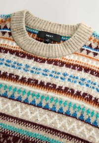 Strickpullover mit beigem Rippenkragen und mehrfarbigen geometrischen Mustern in blauen, braunen, orangen und türkisfarbenen Streifen.