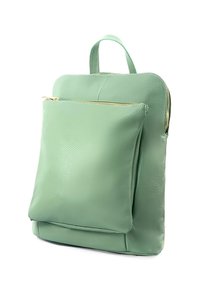 Muntgroene leren rugzak met een gladde textuur, voorzien van een voorzak met ritssluiting en een handvat aan de bovenkant om te dragen. Accenten van gouden ritshardware.