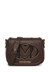 Borsa a tracolla in pelle marrone con texture, dotata di un cuore dorato e del logo "M", con tracolla regolabile e chiusura a linguetta magnetica.
