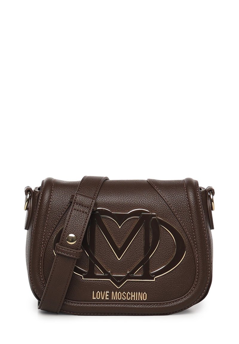 Borsa a tracolla in pelle marrone con texture, dotata di un cuore dorato e del logo "M", con tracolla regolabile e chiusura a linguetta magnetica.