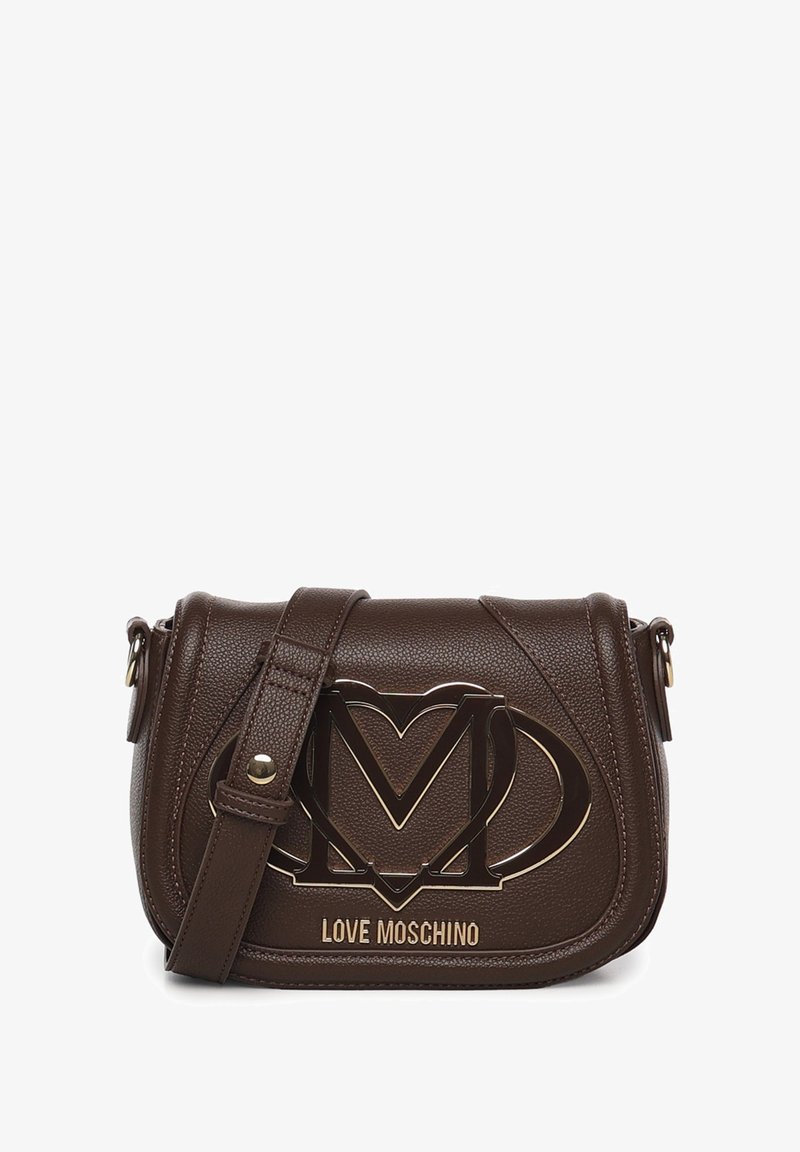 Borsa a tracolla in pelle marrone con texture, dotata di un cuore dorato e del logo "M", con tracolla regolabile e chiusura a linguetta magnetica.
